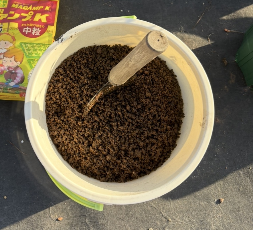 スコップで混ぜる